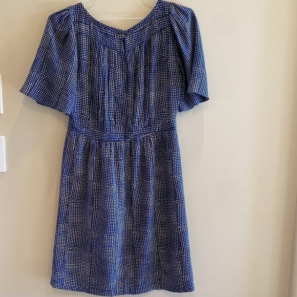 Banana Republic Geometric Silk Dress Flutter Sleeve Cream Navy Mid Blue size 4 - Picture 6 of 10